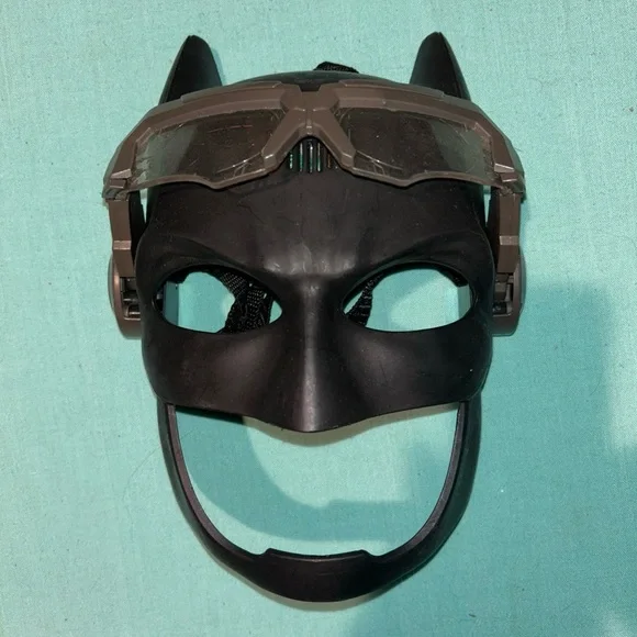 Batman Voice Changing / Talking-Glowing Eyes Mask. Mattel/DC Comics