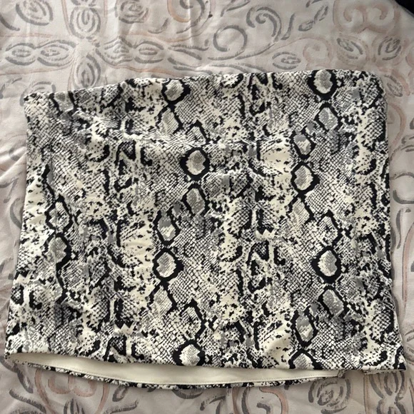 Forever 21 Black and White Reptile Habitat Cover