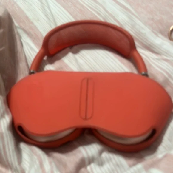 Apple AirPods Max in Red. They’re in excellent/good condition.