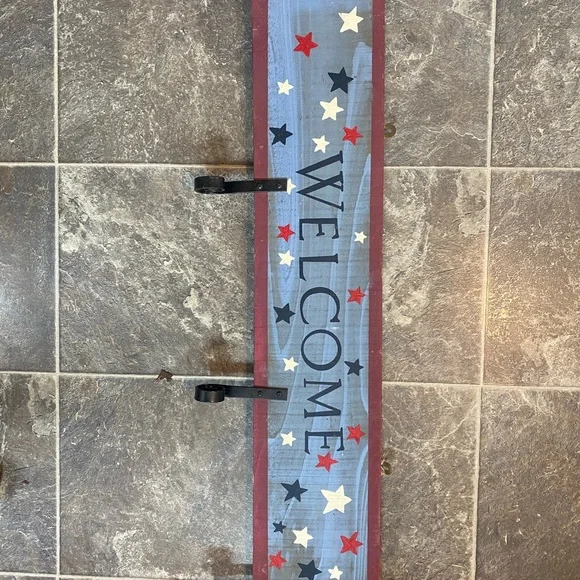 Welcome Wall Sign with Hooks