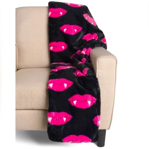 NOVOGRATZ Pink Vampire Fangs Halloween Faux Fur Throw NWT