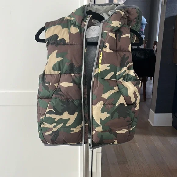 Worn once Zara boys camo flair vest size 4-5 boys