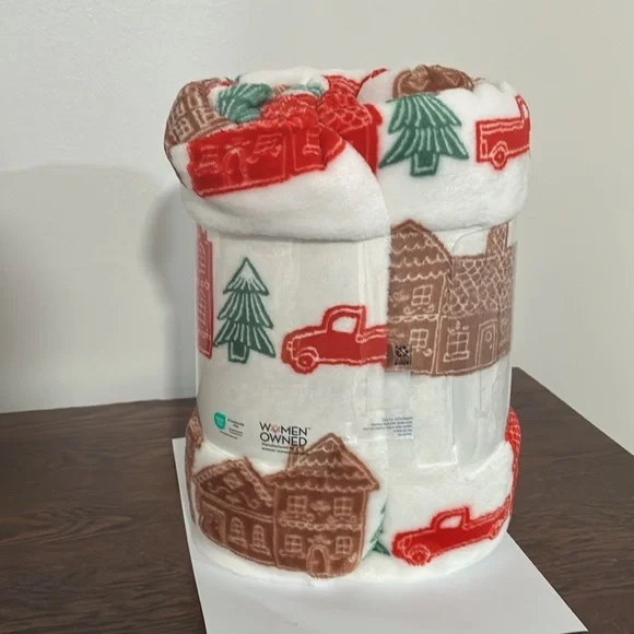 NWT- Cozy Oversized Holiday Throw Blanket w/ Red Trucks, Green Trees 60x72
