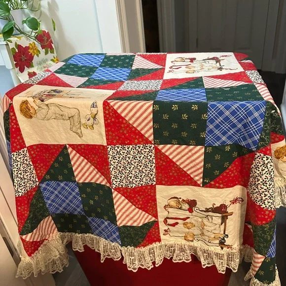 Christmas Patchwork tablecloth 46 x 46 Kids Praying and Santa Perking At Them