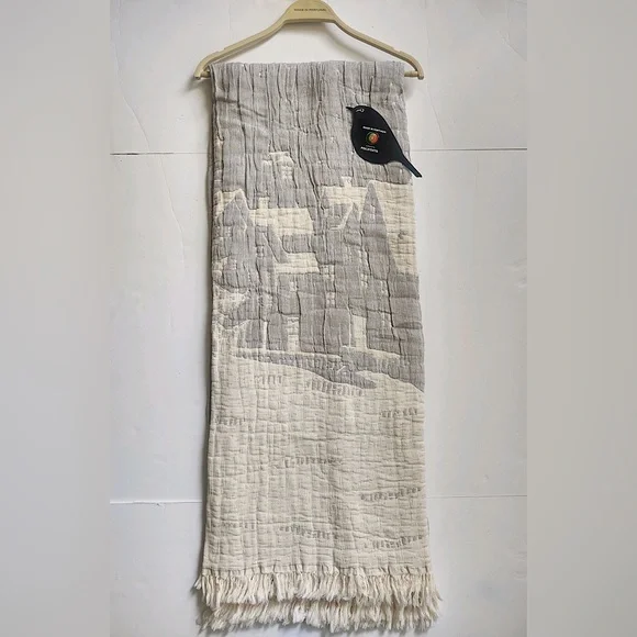 🎁Piscatextil Holiday Throw Blanket - Neutral Gray Holiday Village & Sleigh