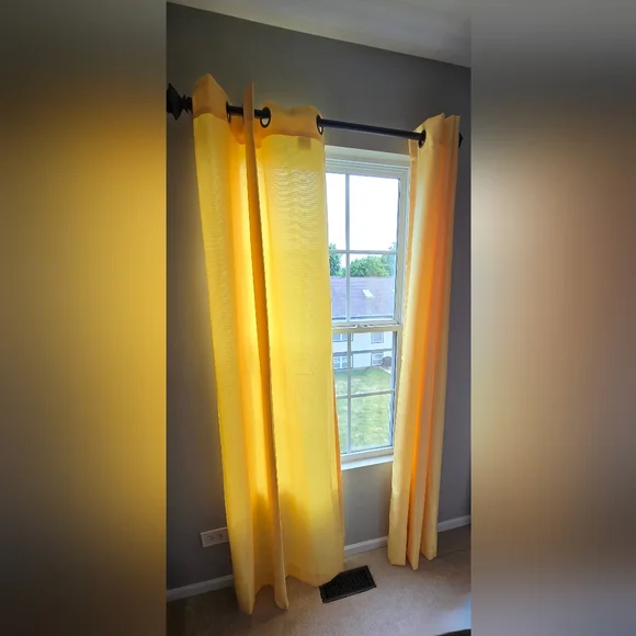 Yellow light-filtering Curtains