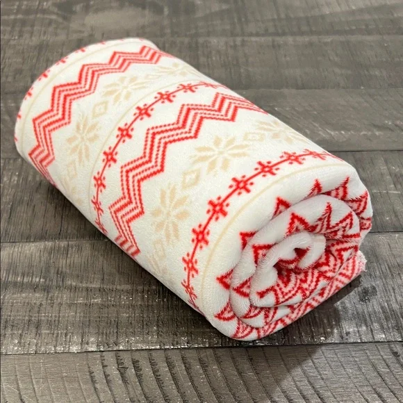 💛 Festive Red and Cream Holiday Blanket