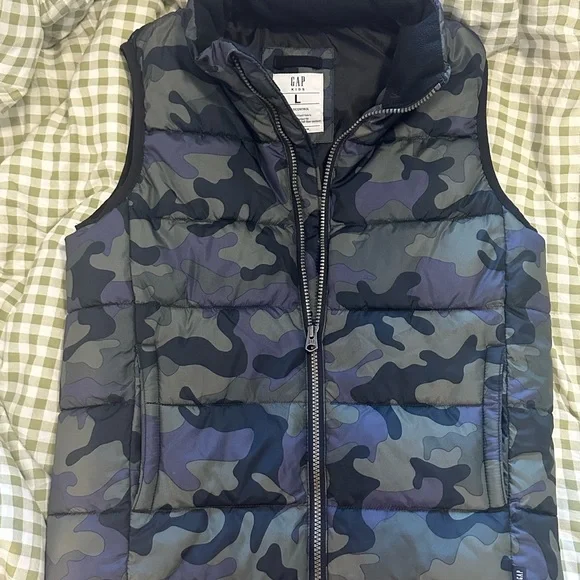 GAP Kids Boy’s Camo Puffer Vest Size Large