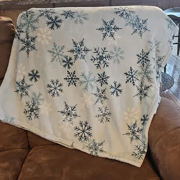 Snowflake Patterned Throw Blanket