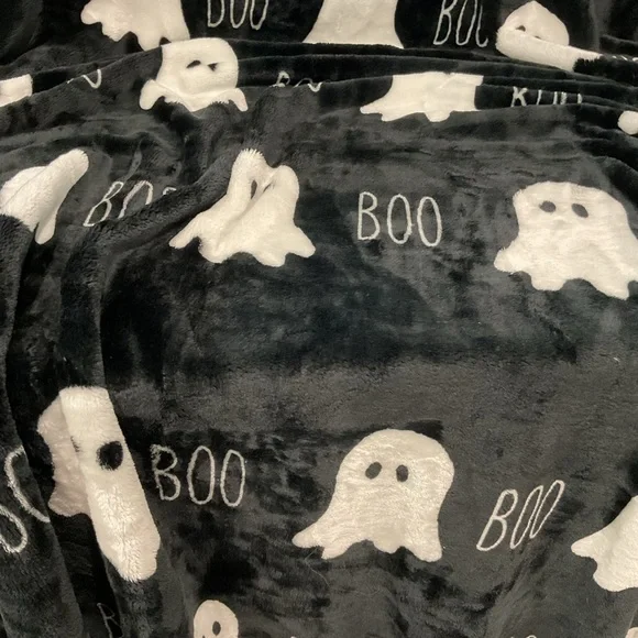 Artisan Black and White Ghost Blanket