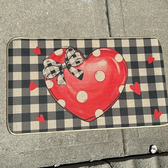 Hexagram valentines mat indoor/ outdoor black and white with hearts ❤️