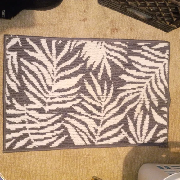 Gray and White Leaf Pattern Door Mat