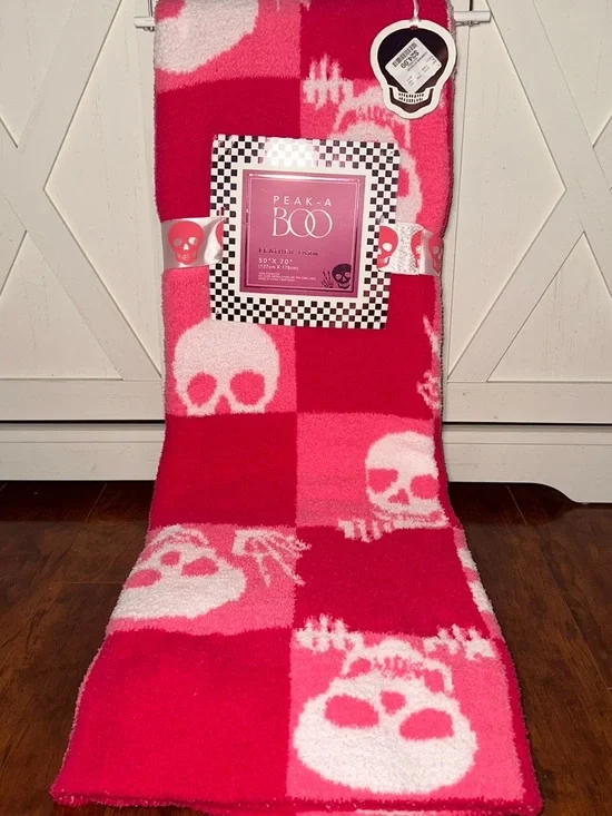 Peak-A-Boo Pink Checkered Skull Print Decorative Throw Blanket