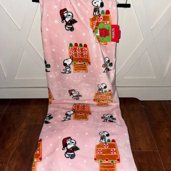 Peanuts Snoopy Pink Gingerbread Holiday Plush Throw Blanket