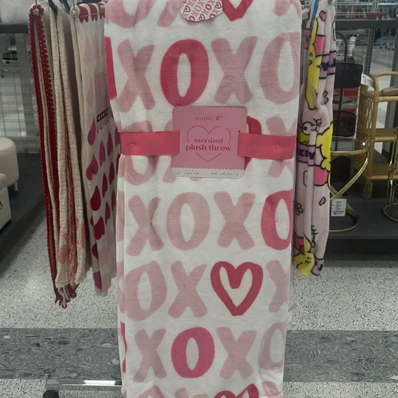 Valentines XOXO Hearts Plush Throw Blanket