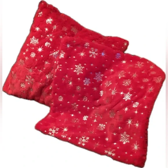 NWOT Pair of Red & Gold Square Holiday Pillow Covers. Size:18x18.