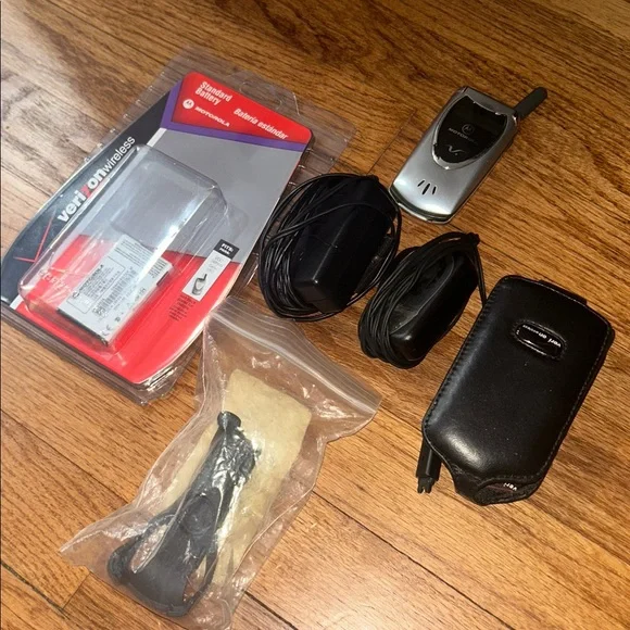 Motorola V60i Classic Silver Flip Phone and Many Acessories- Vintage NEW