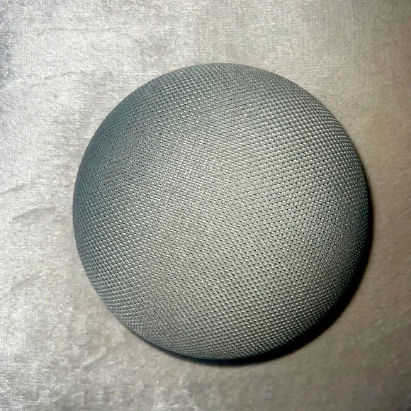 Google home mini doesn’t come with the box.