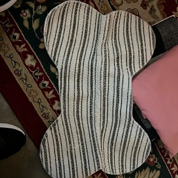 Bone-shaped mat for dog dish
