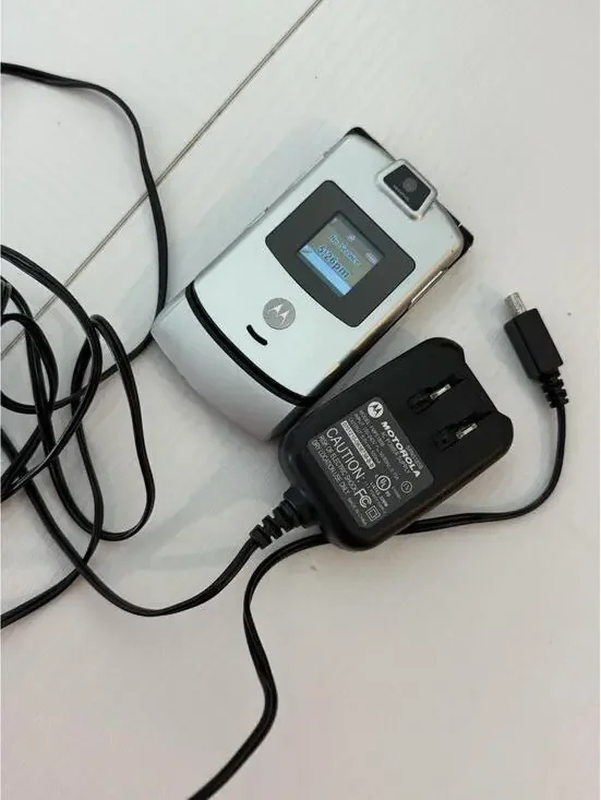 Original Motorola RAZR V3m GSM 2G Flip Phone ( Verizon )Silver