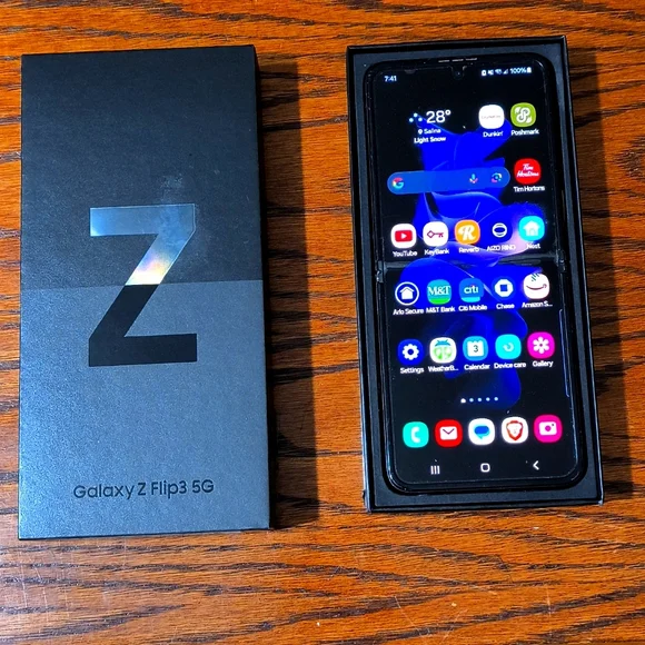 Samsung -Galaxy Z Flip3. 5G cell phone UNLOCKED