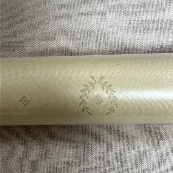 Vintage Elegant Cream Wallpaper Roll
