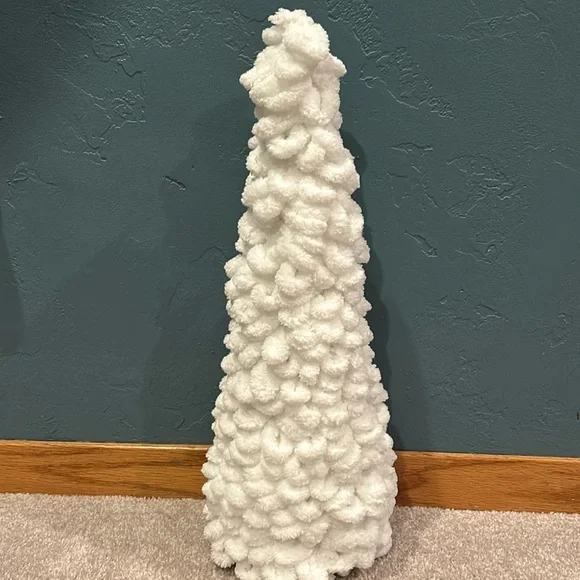 White Christmas Tree looped yarn