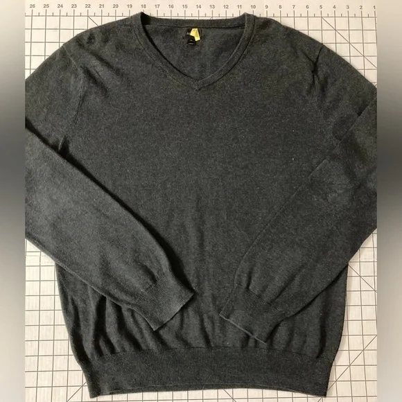 J. Crew Men’s Medium Charcoal Grey‎ V-Neck Sweater