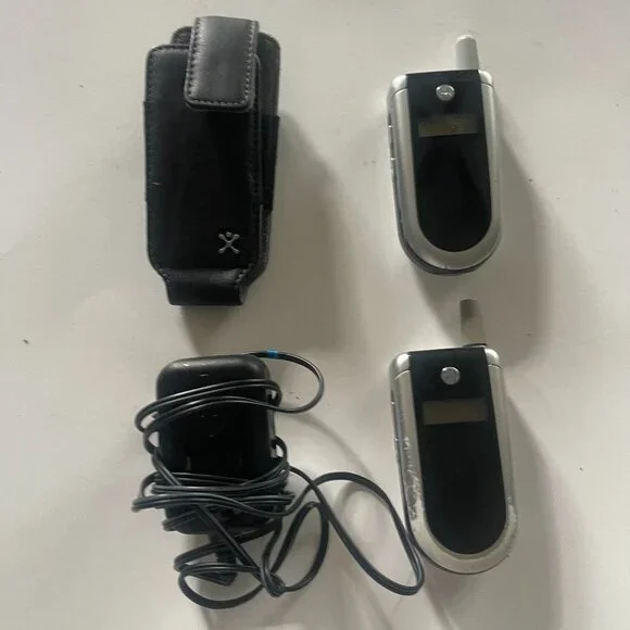 Motorola Vintage V180 Flip Phones (2-Phones).