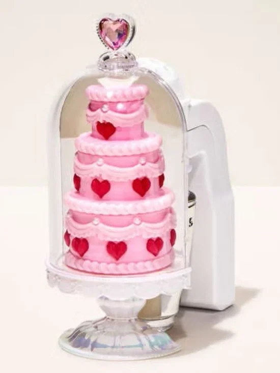 TIERED CAKE in CASE Wallflowers Plug
