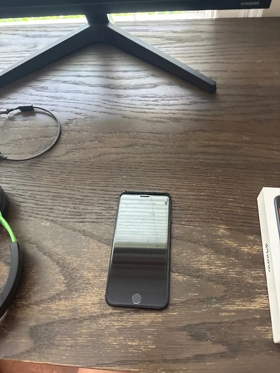 iPhone SE comes with box