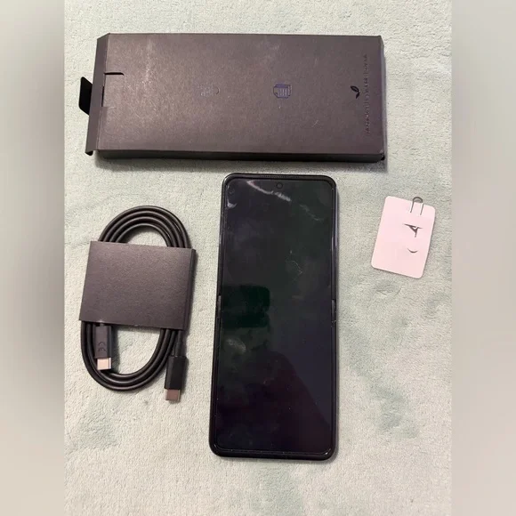 2024 Motorola Razor Flip-256gb Kola Grey with USB-C Cable and SIM Ejector-READ