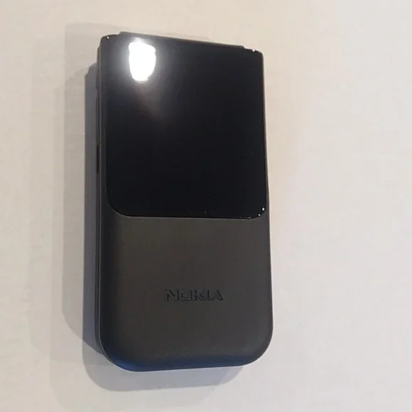 Nokia 2720 4GB DUAL SIM FLIP PHONE GSM UNLOCKED - International Version.