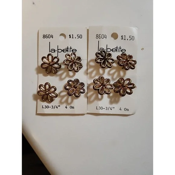 VINTAGE NEW LA PETITE PLASTIC FLOWER CARDED 8 BUTTONS‎ 8604 L30-3/4