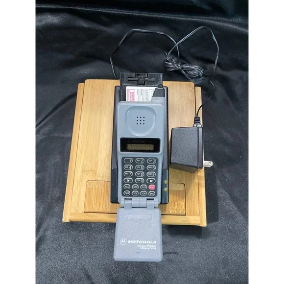 Motorola Vintage Flip Phone Grey with Charger Base