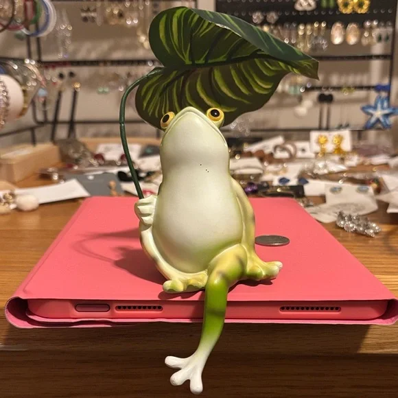 Green Frog Reptile Decor Figurine with Leaf Canopy