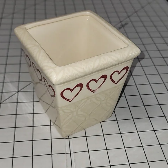 Ceramic Pot, Cream w Hearts‎ and Pattern, Gently Preloved