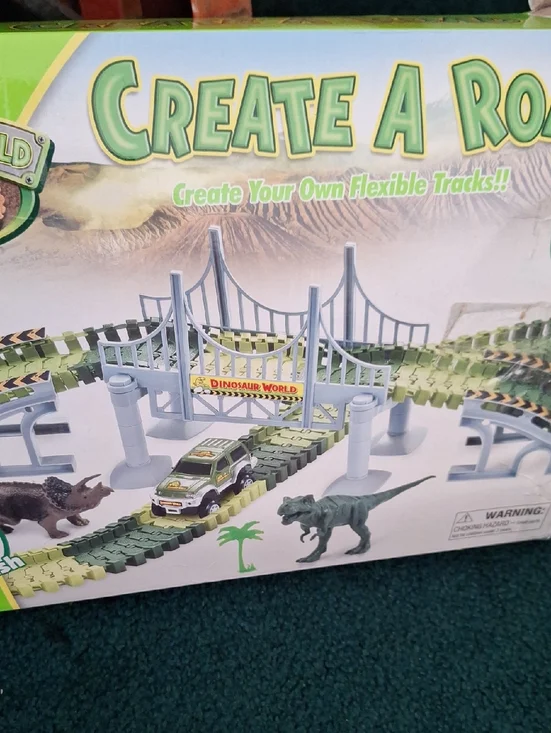 Reptile Habitat Flexible Track Set - Green & 2 Magic Cars