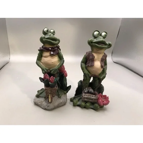 Pair Of Resin Gardening Frogs 2
