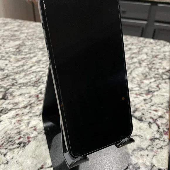 Black Smartphone Apple iphone 12 64 gb unlocked Used in working condition