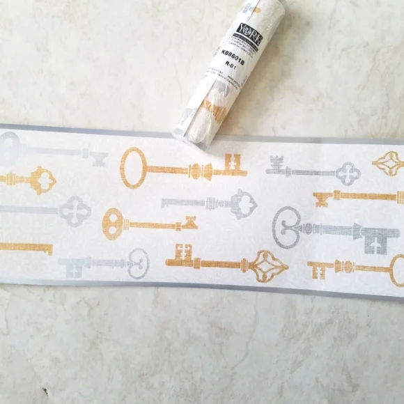 Wallpaper Border - Gold and Silver Keys