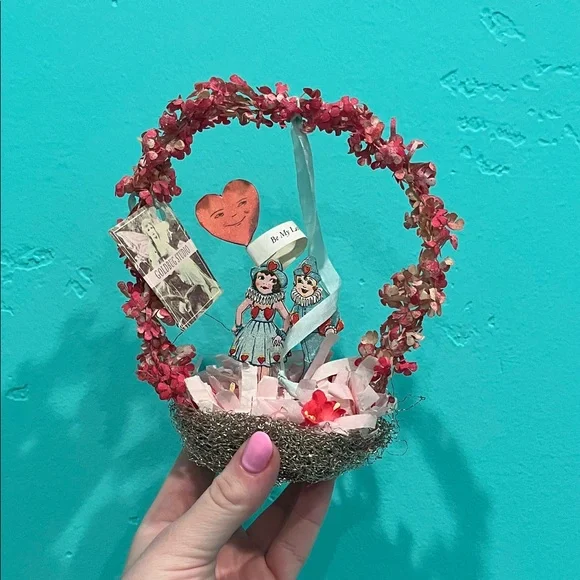 Goldbug Studio 2006 Valentine Floral Basket