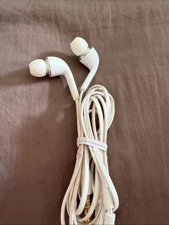 🌟 SAMSUNG: White Wired Earbud Earphones