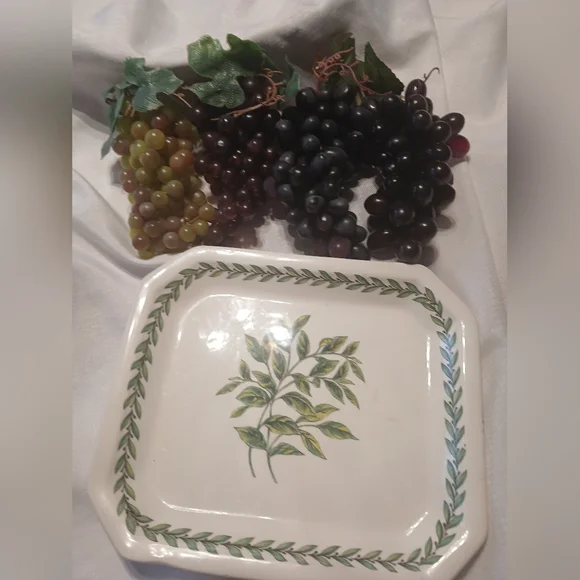 Lot 4 Realistic Decorative Grapes Rubber Fruit with Italian Ceramic Platter