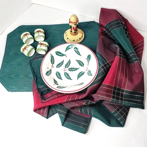 5 piece Christmas kitchen accessories bundle.