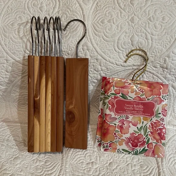 Set‎ of 7 cedar hang ups and 2 fragrance sachets