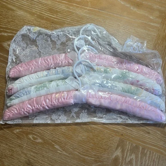 Vintage Pink‎ & Floral White Satin Padded Hangers 15in Set of 4 - NEW!