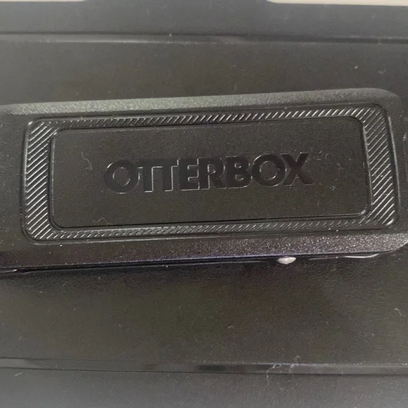 Otterbox 13 Pro Max Black Clip