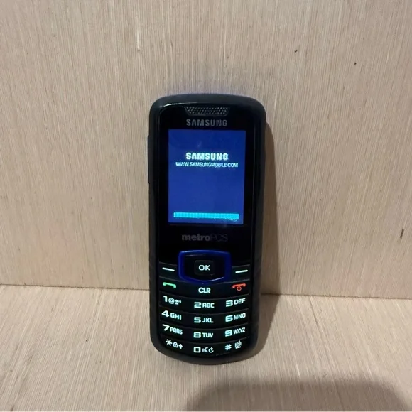 Samsung Cell Phone Model:SCH-R100 Turns On MetroPCS UNTESTED (Read Description)