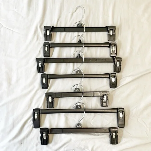 Set of 7 black plastic bottom hangers for clothes